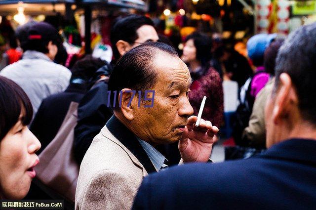 镇村干部引水灌溉农田